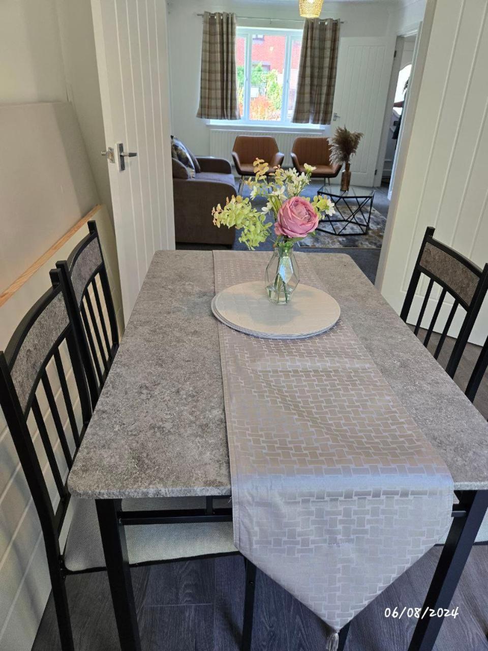 Laurel Three Bed House With Free Parking *