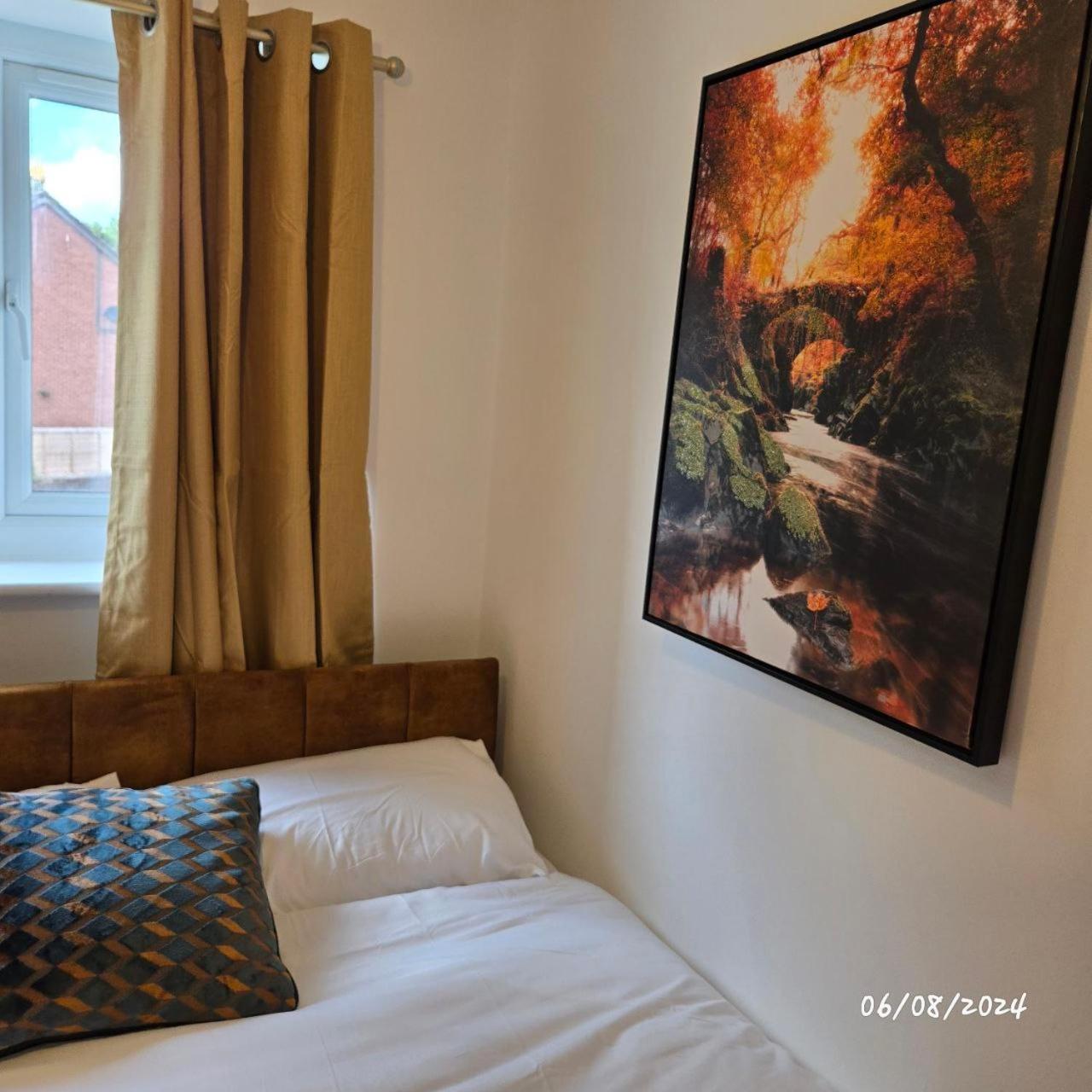 Laurel Three Bed House With Free Parking *